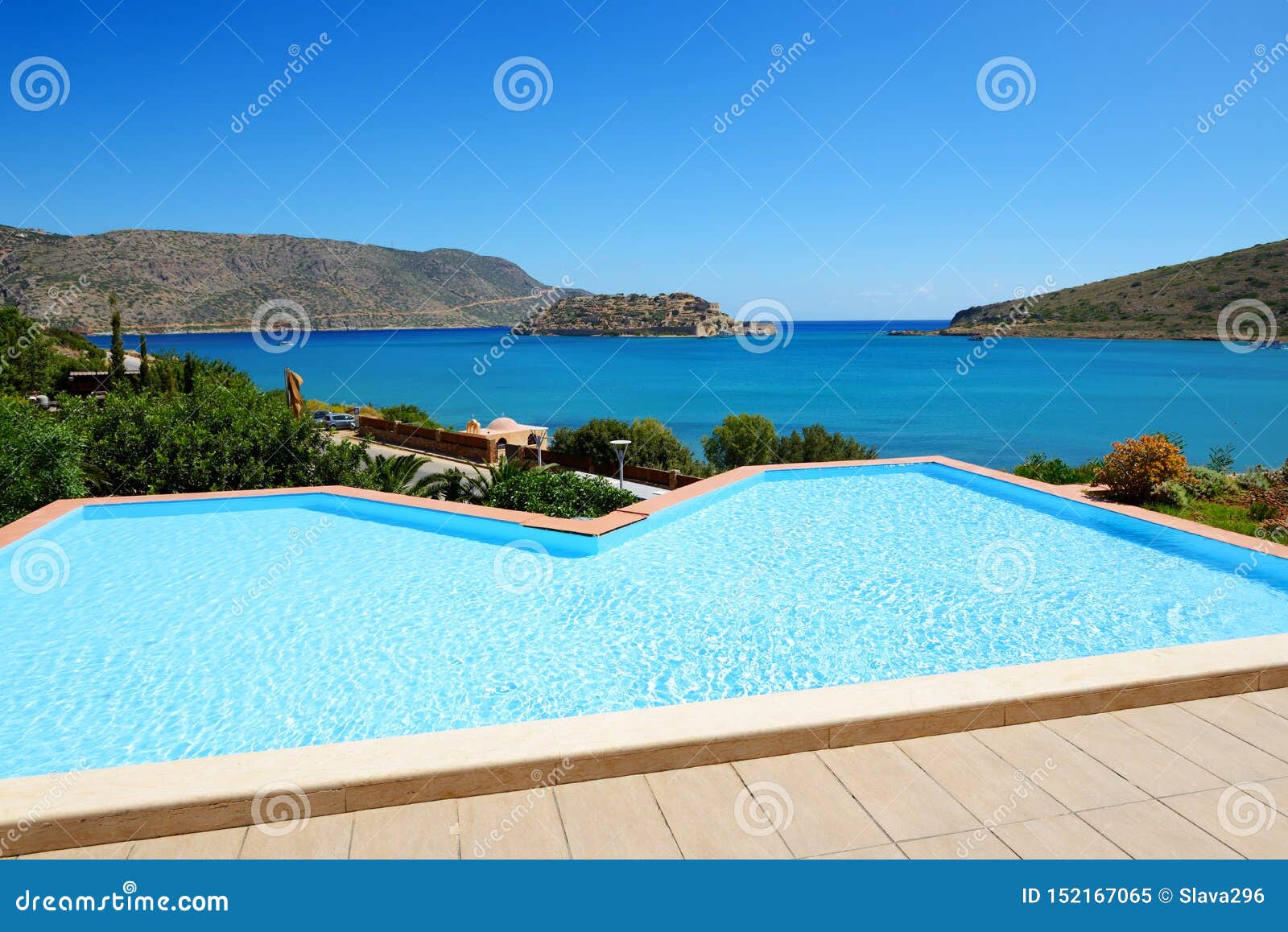Specialiteit bolvormig toetje Zwembad Bij Luxehotel Met Een Mening Over Spinalonga-Eiland Stock  Afbeelding - Image of zwemmen, griekenland: 152167065