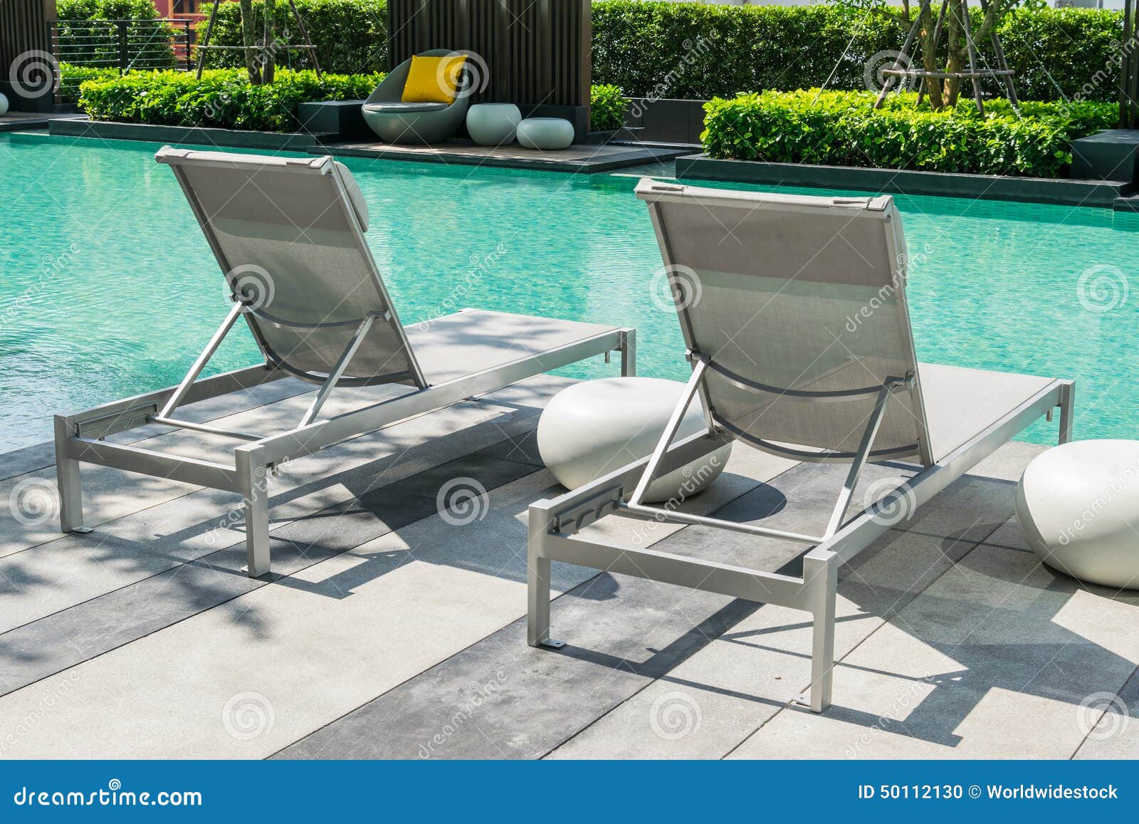 Zwembad ligstoelen stock foto. Image stoel, aqua - 50112130