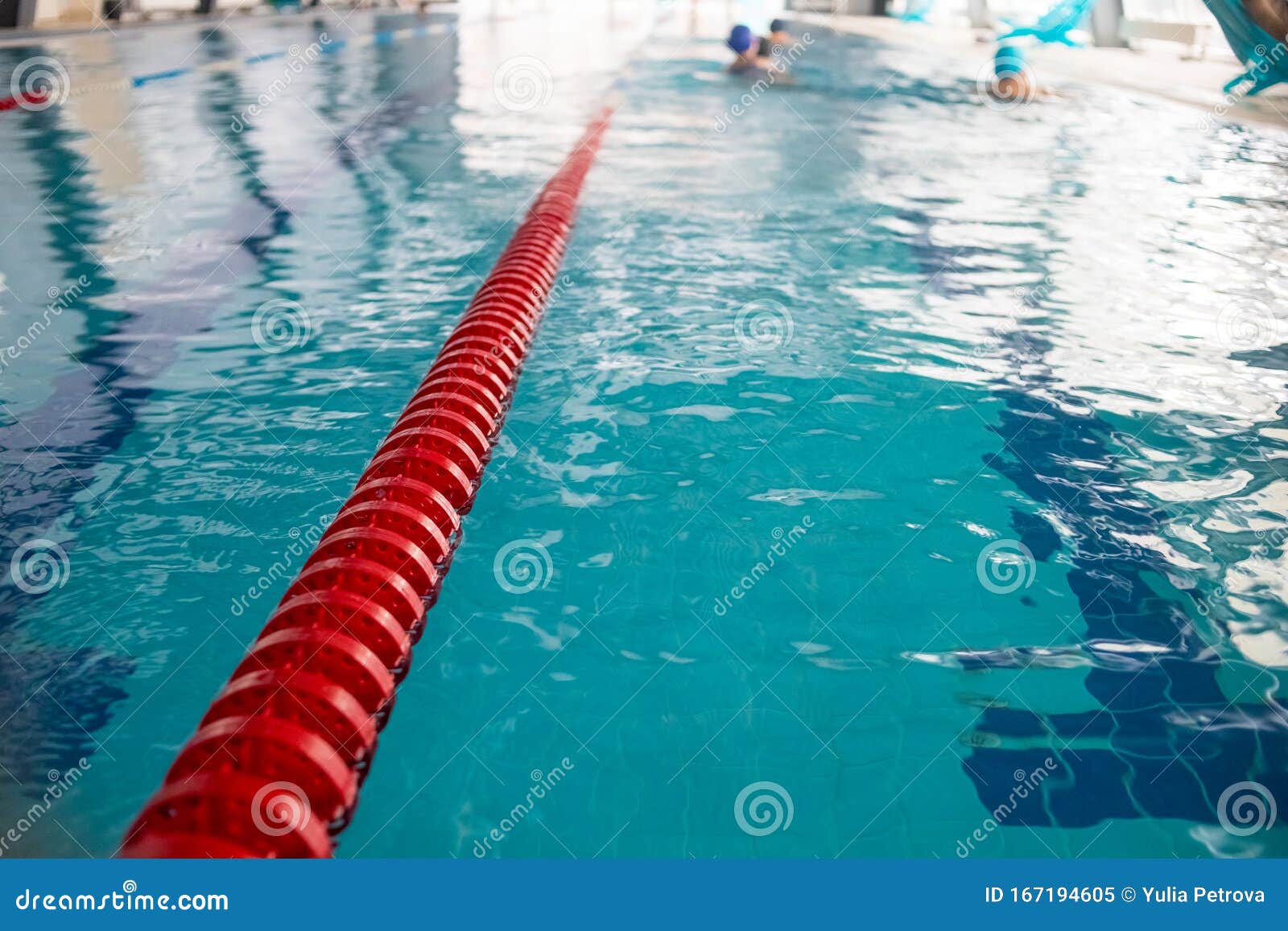 Recensent stoel Dusver Zwembaden in Wedstrijdpool Rode Plastic Touw Op De Blauwe Wimpel in Het  Zwembad Stock Afbeelding - Image of patroon, recreatie: 167194605