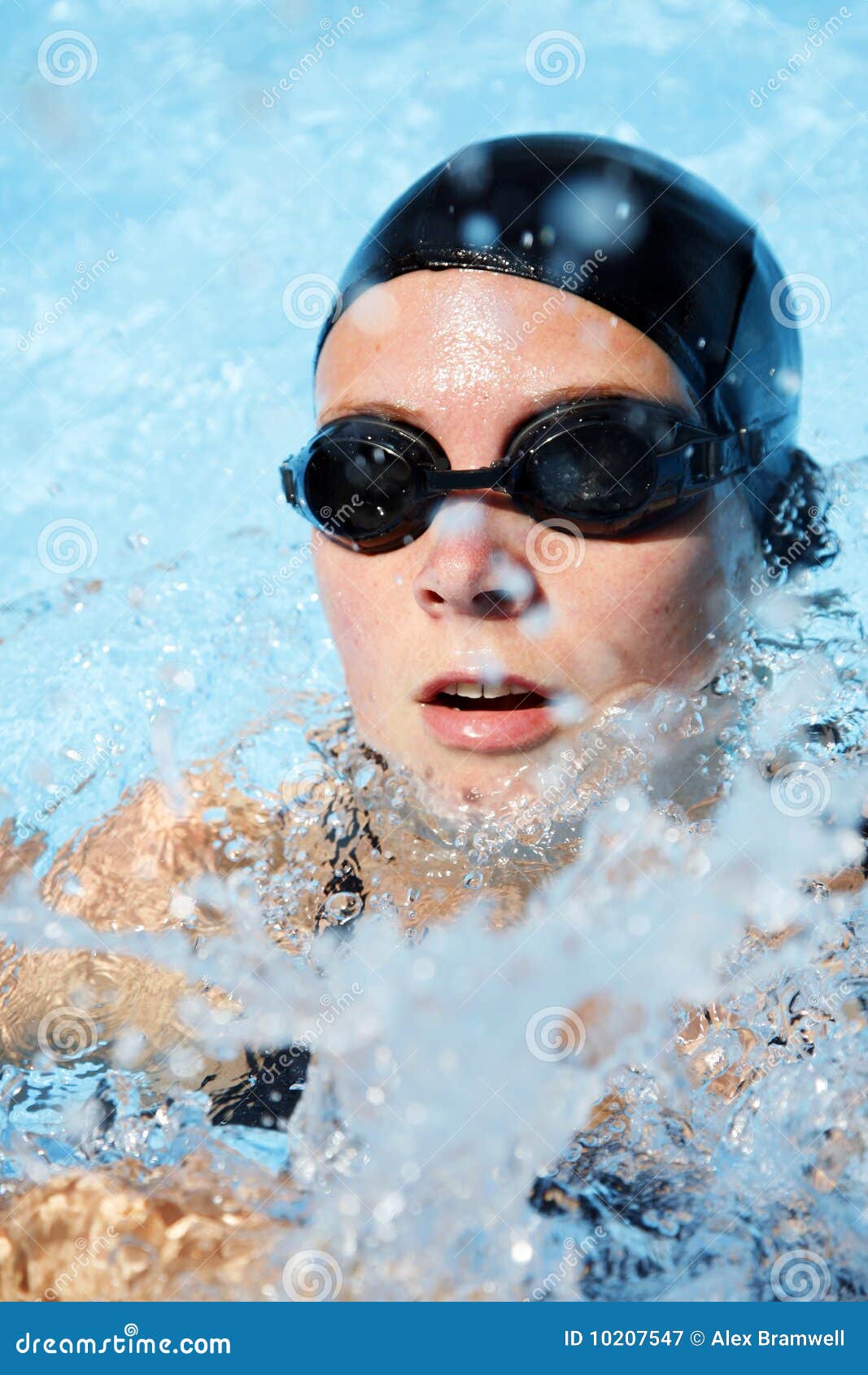 Zwemmer in het water met nevel. Vrouw in het zwemmen GLB in de pool