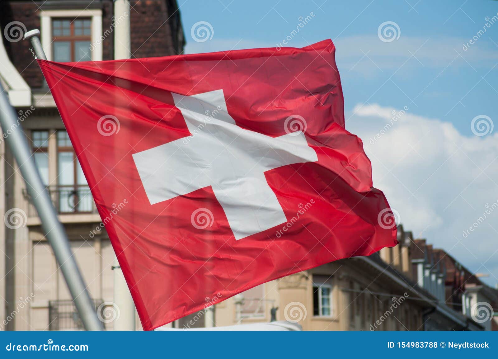 Zwitserse Vlag Die In De Straat In Zwitserland Golven Stock Foto Afbeelding Bestaande Uit Europees Ligplaats 154983788