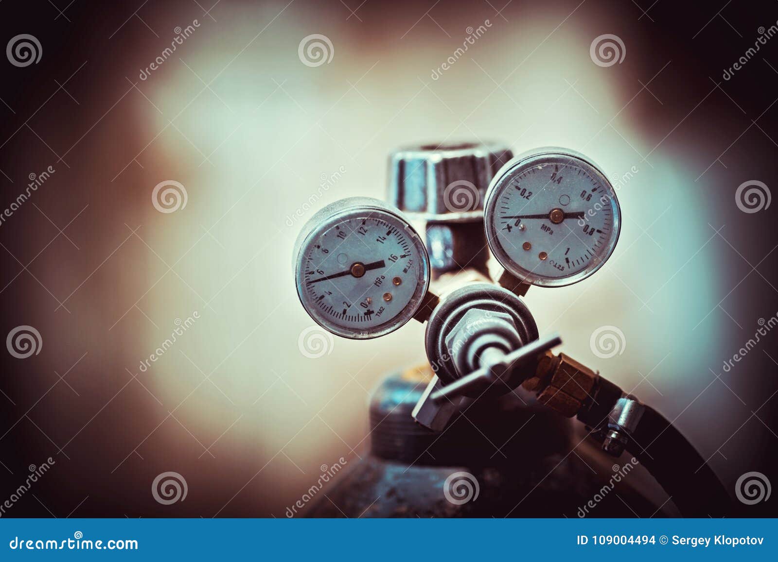 Zylinder Mit Gas Und Manometer Stockfoto Bild von medizinisch, gefahr