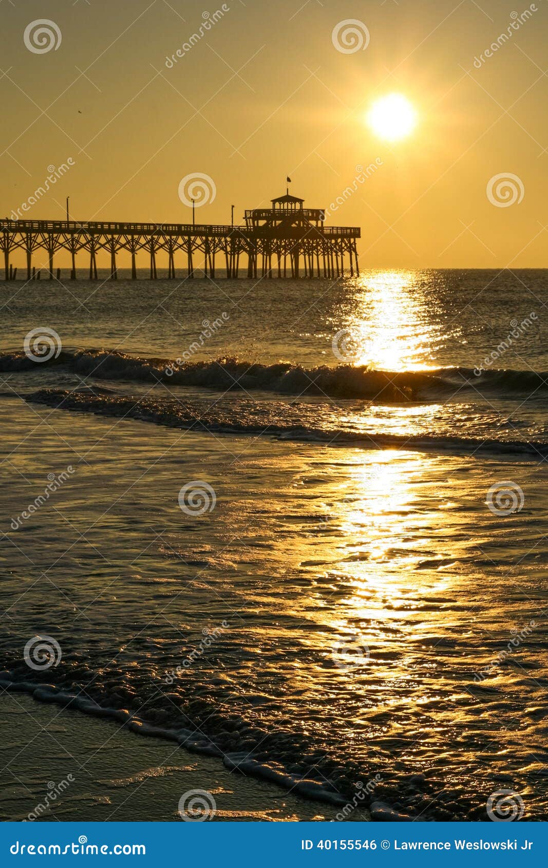 Złotego wschodu słońca gaju mola mirtu Czereśniowa plaża. Piękny złoty wschód słońca nad sławnego punktu zwrotnego gaju oceanu plaży Czereśniowym molem, odbija z wody w mirt plaży, Południowa Karolina