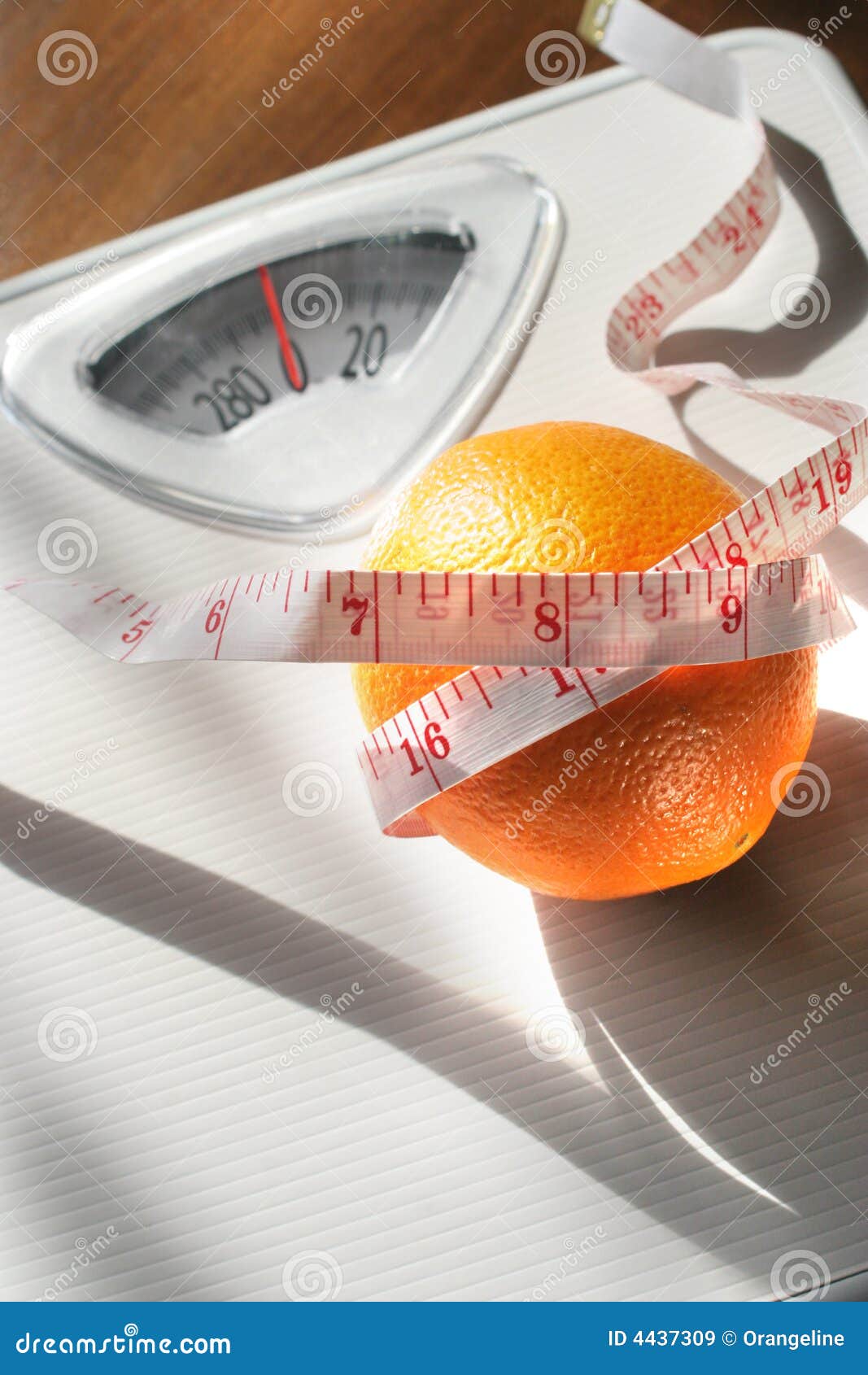 ¿Cuánto una naranja pesa? imagen de archivo. Imagen de fondo 4437309