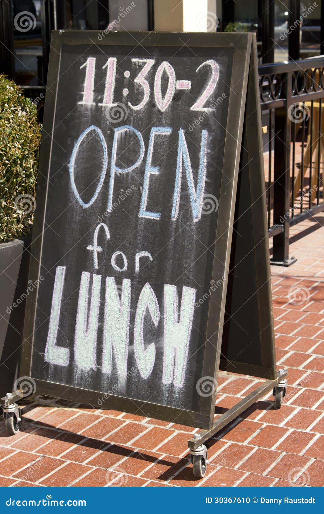 Ábrase para la muestra de la pizarra del restaurante del almuerzo. El restaurante abierto para la pizarra de la acera del almuerzo firma adentro de San Diego, Californa, los E.E.U.U.