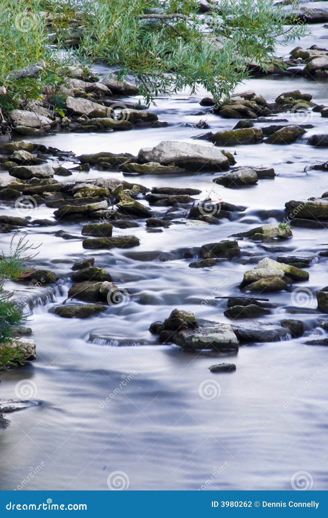 Água sobre rochas. Fluxo da água de rochas do rio