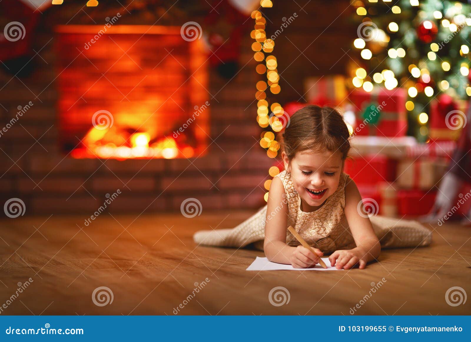 Árbol de navidad cercano casero de santa de la letra de la escritura de la muchacha del niño. Hogar de santa de la letra de la escritura de la muchacha del niño cerca del árbol de navidad