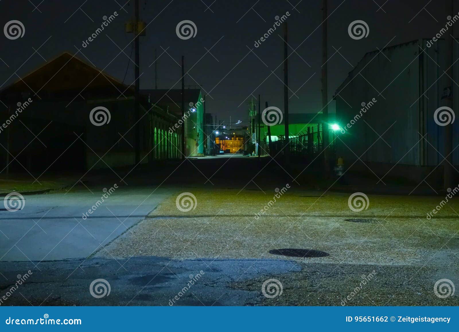 Área industrial na noite. Ruas vazias na noite que olha através de um distrito do armazém em Nova Orleães, Louisiana