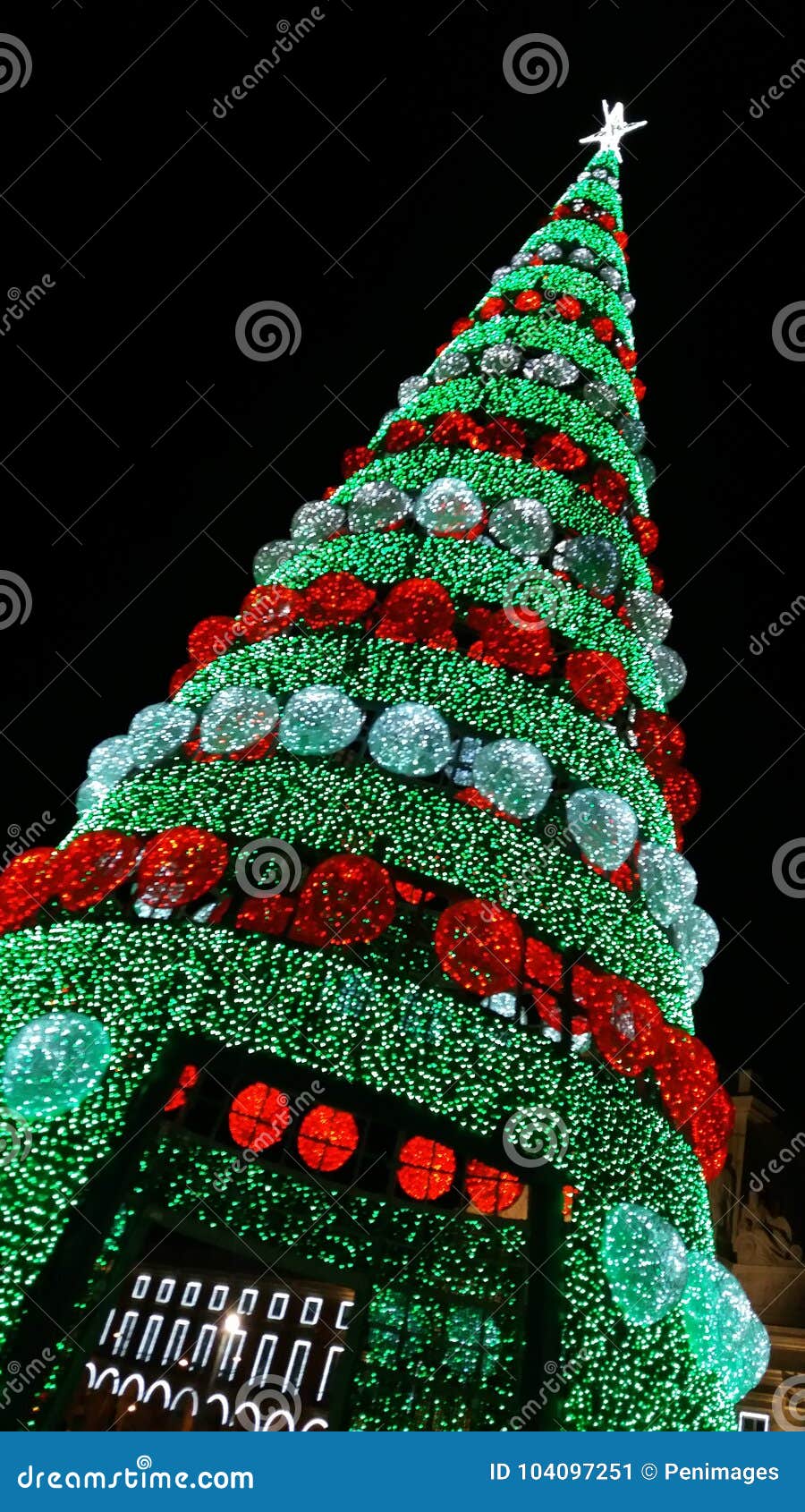 Árvore De Natal Gigante Exterior Imagem de Stock Imagem de noite