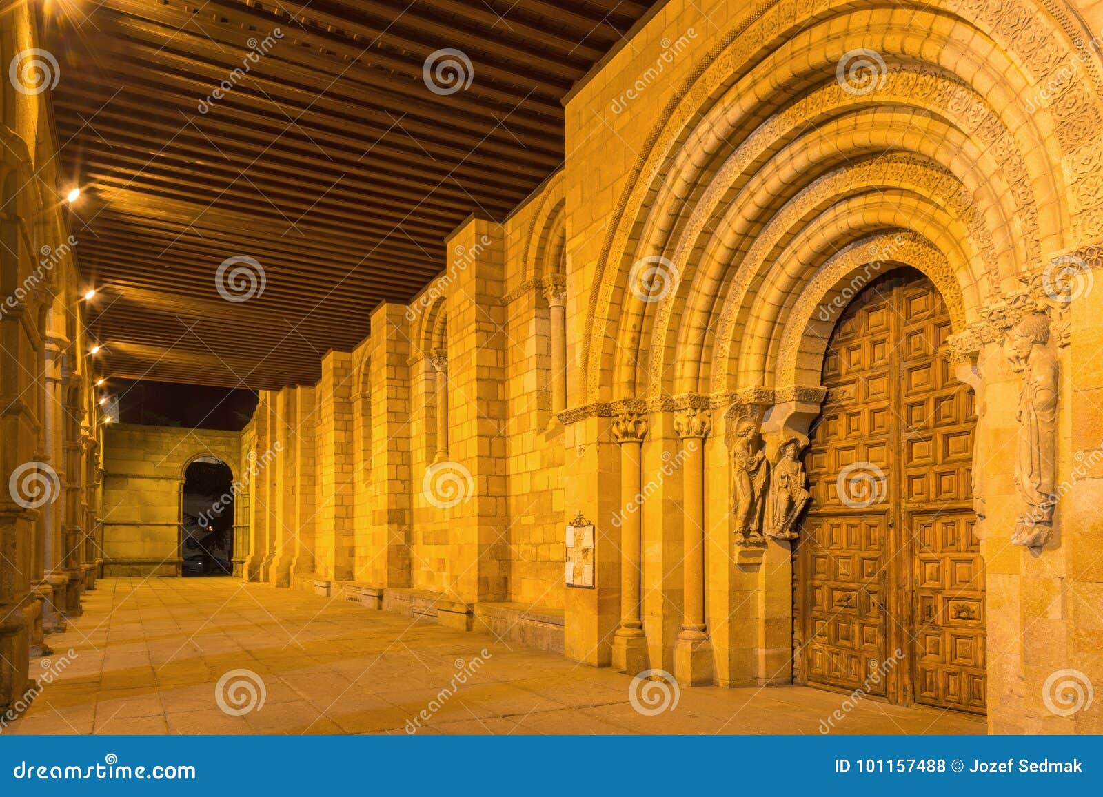 ÁVILA, ESPAÑA, ABRIL - 19, 2016: El pórtico y del romanesque el portal al sur de la basílica de San Vicente con los apóstoles 1130