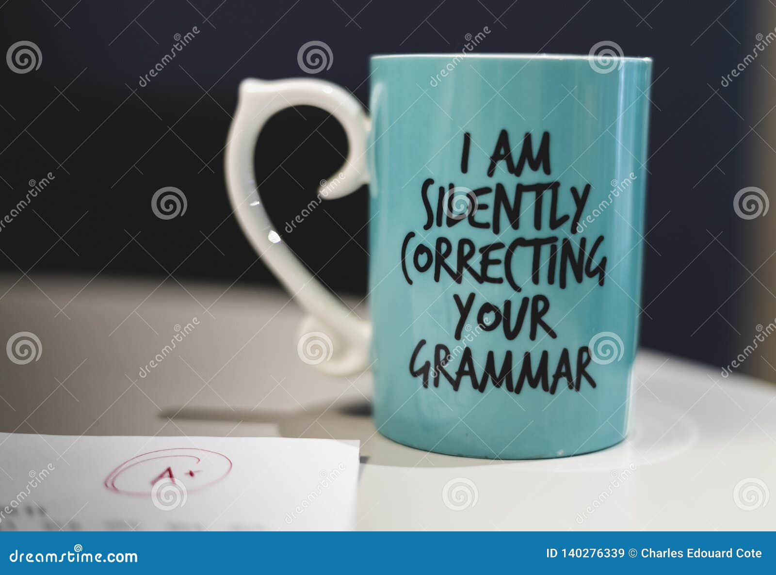 ’Rånar jag som tyst kaffe korrigerar för din grammatik ’, begreppsmässigt fotografi för komedi