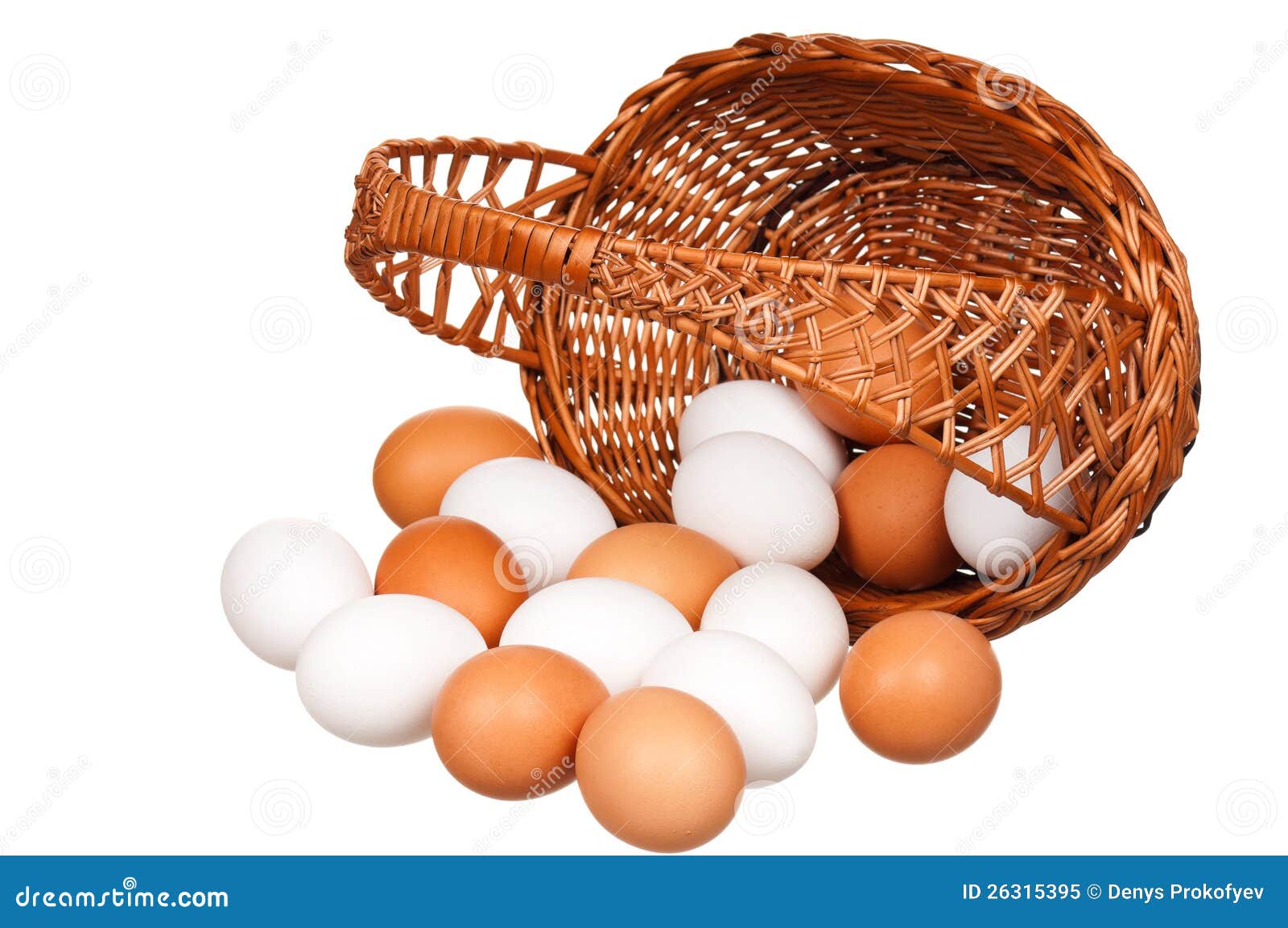 Ägg i vide- korg. Brown och vita ägg i den vide- korgen över vit bakgrund