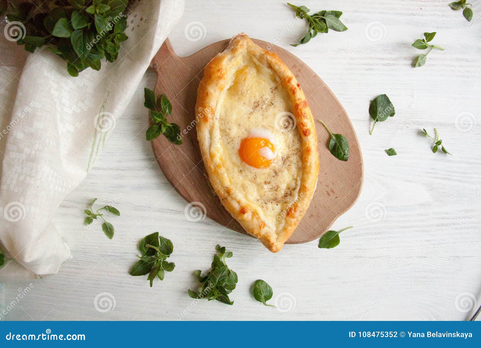 Perfekt sund lunchidé: Ägg som bakas med ost i ett bröd