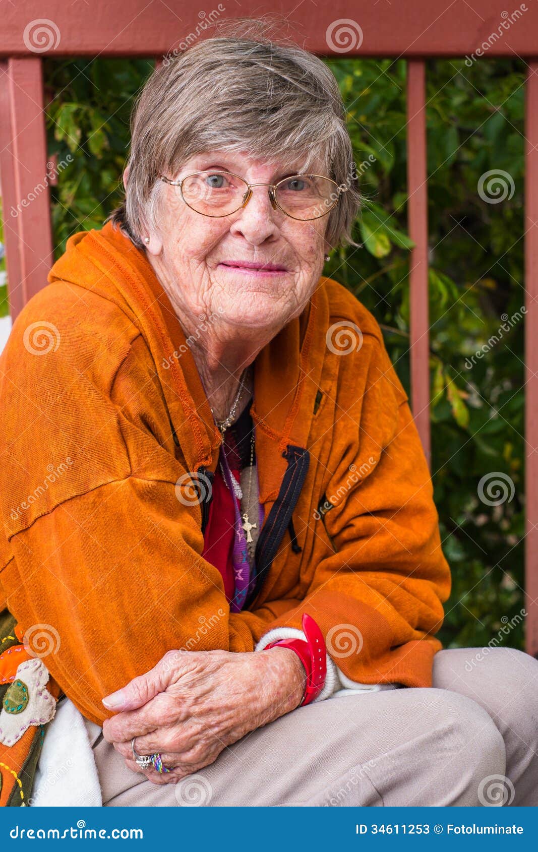 Ältere Frau. Porträt der recht älteren Frau im Freien.