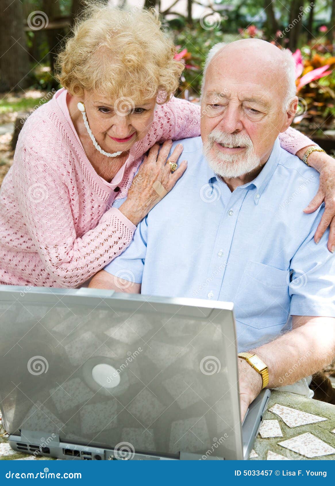 Ältere Paar-Lese-eMail. Älteres Paar überprüft ihre eMail auf dem Computer.