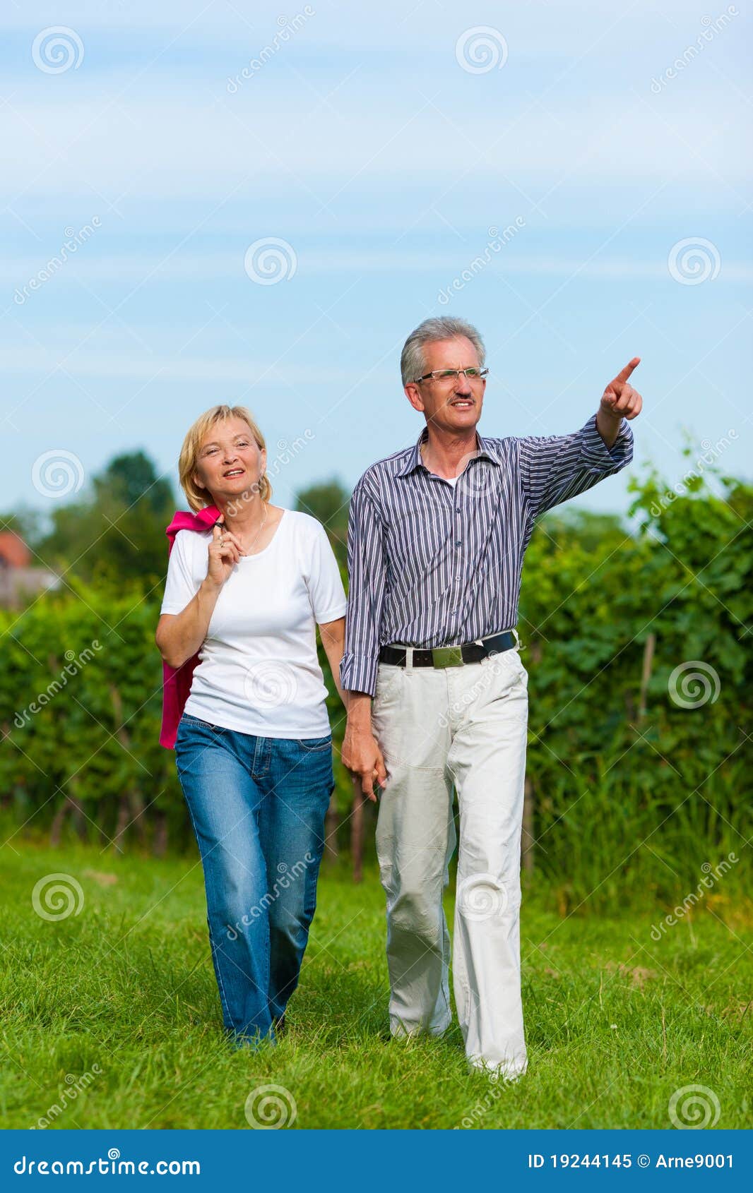 Ältere Paare, die Weg haben. Sichtbar glückliche fällige oder ältere Paare einen Weg draußen Hand in Hand habend