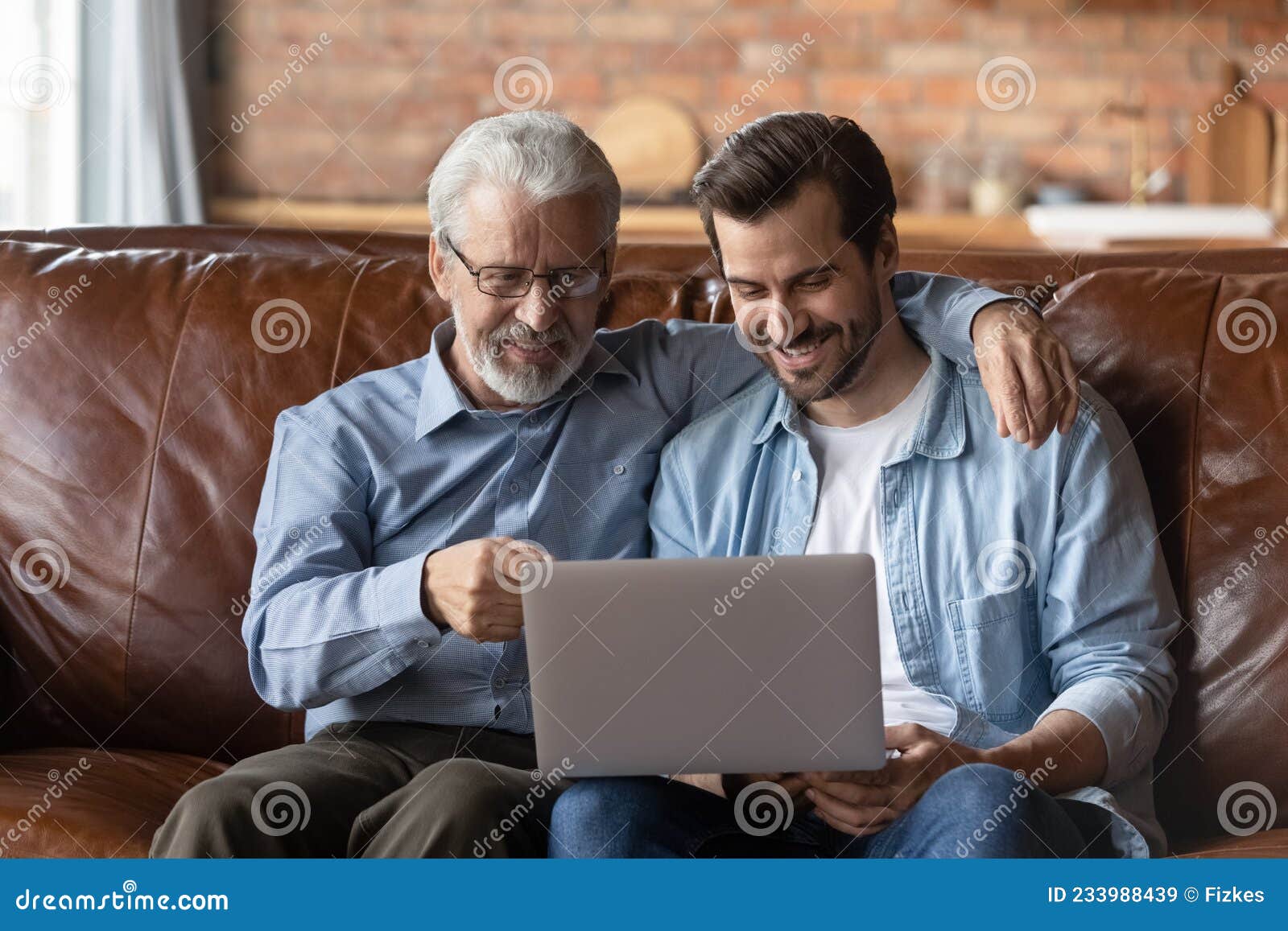 Ältere Und Jüngere Männer Verwandte Umarmen Auf Laptop Bildschirm