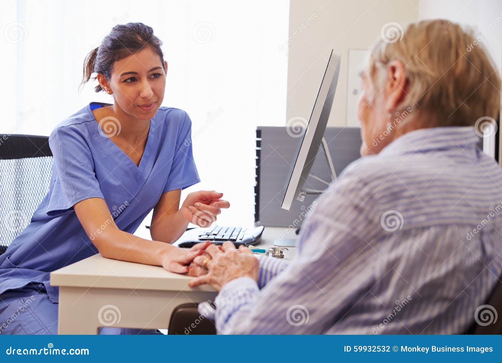 Älteres geduldiges, Beratung mit Krankenschwester In Office habend