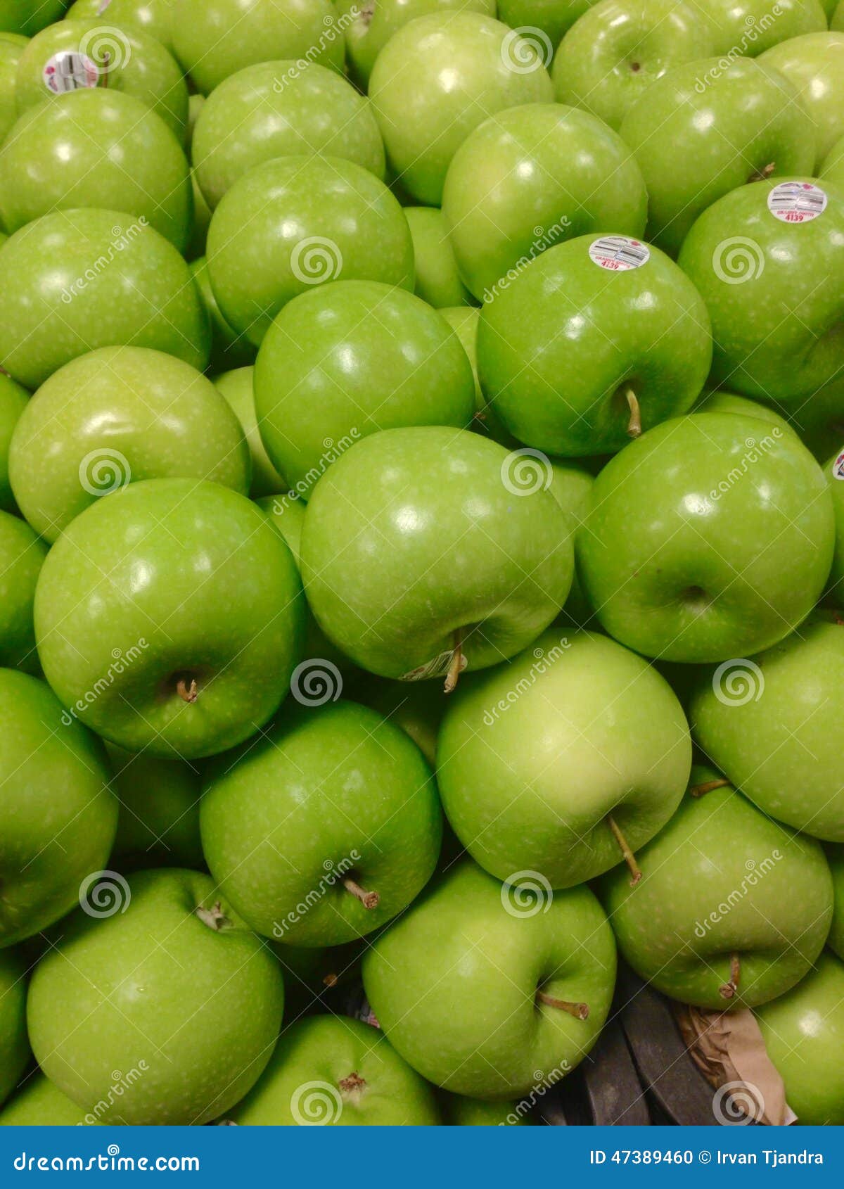 äpple - green. Gröna äpplen bär frukt i baskaten på livsmedellagret