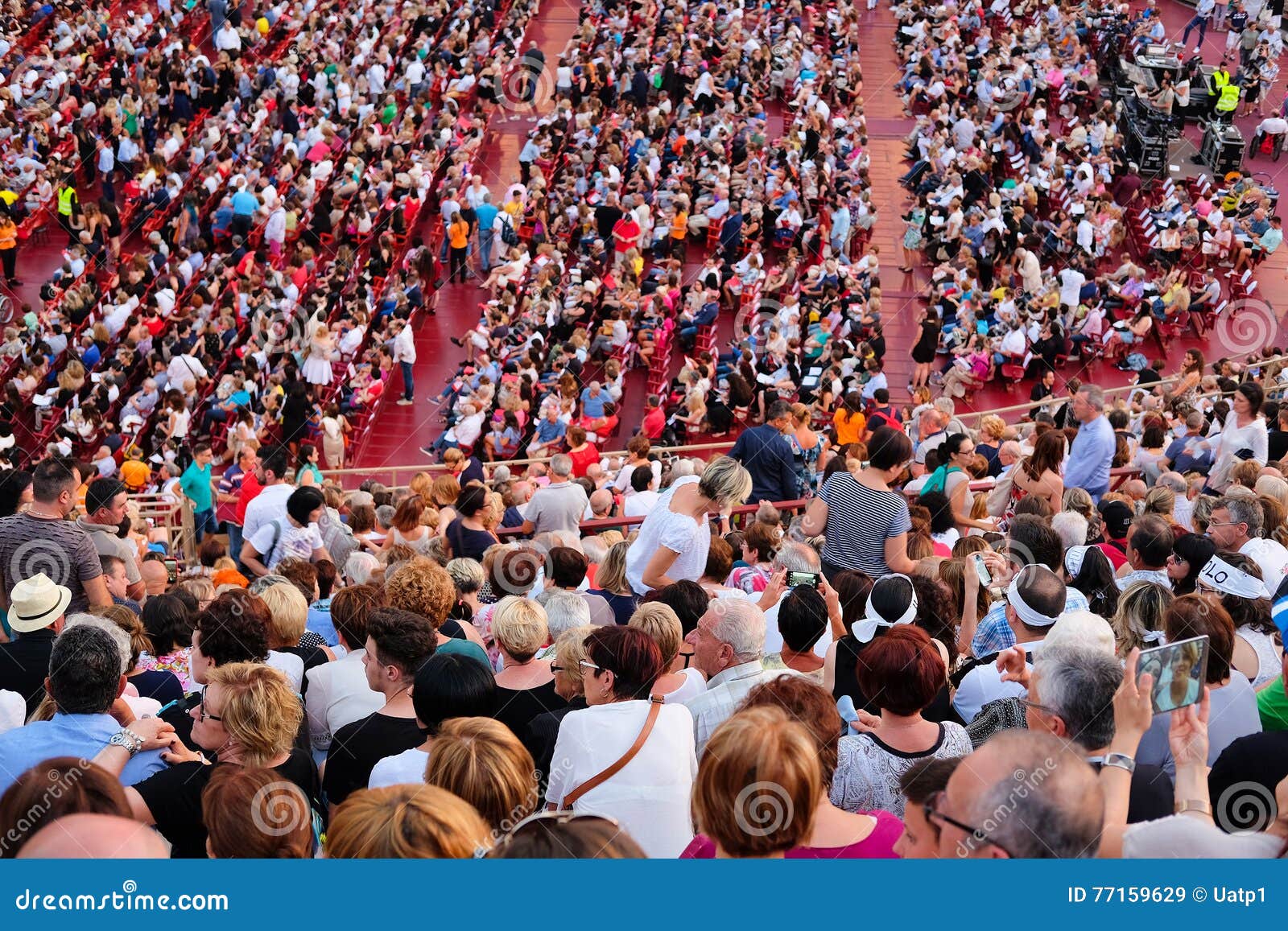 Åskådare på en konsert i arena av Verona. VERONA ITALIEN - JULI, 4, 2016: åskådare på en konsert i arena av Verona (i italienare - arenadien Verona) - den forntida amfiteatern som används i dag som en teateretapp