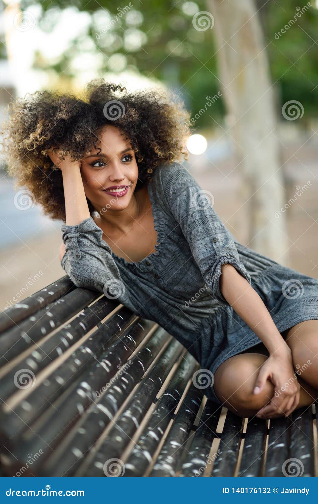 有非洲的发型的年轻黑人妇女 库存照片. 图片 包括有 有非洲的发型的年轻黑人妇女 - 137652892