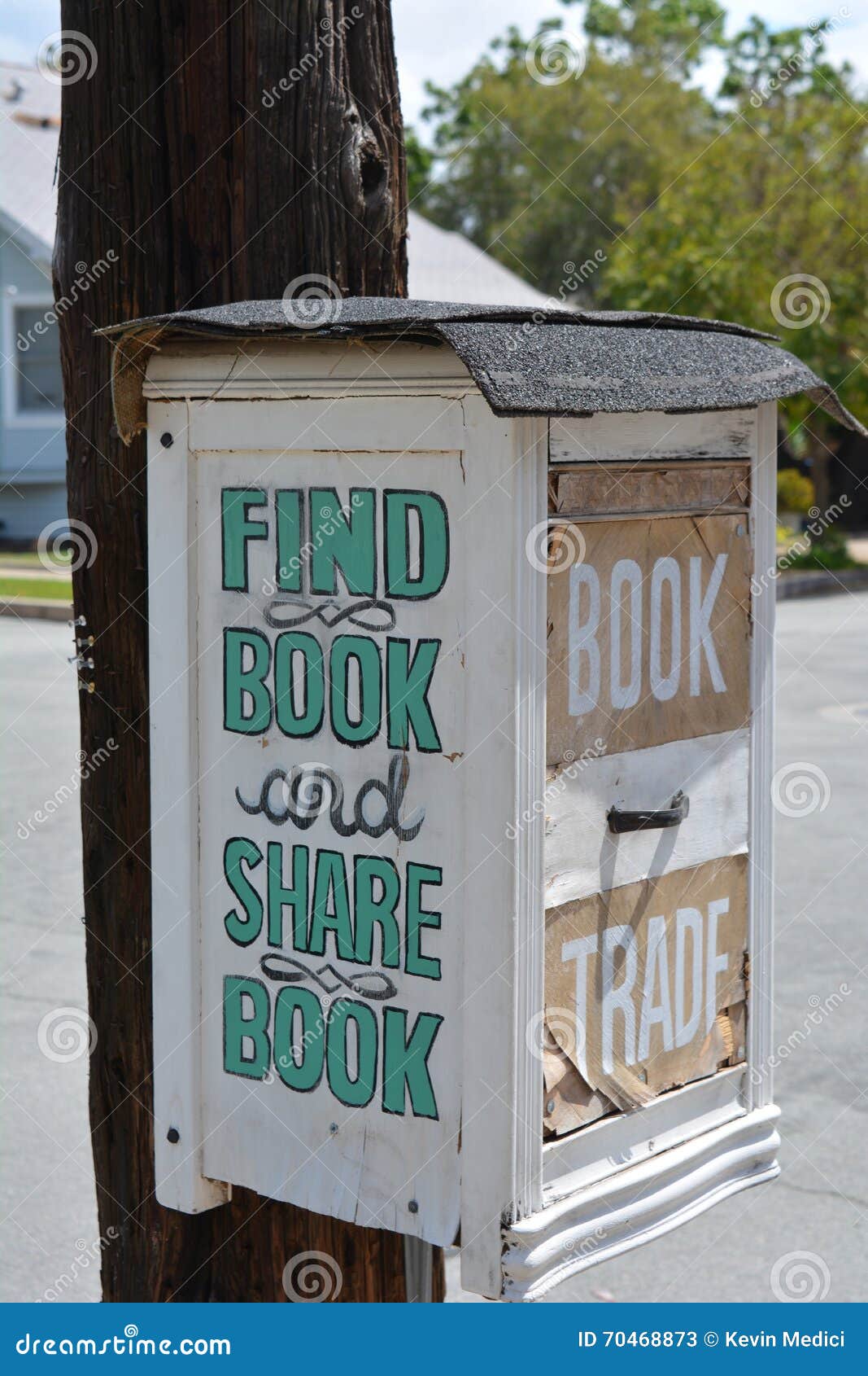 Échange de livre image stock. Image du minuscule, livre 70468873