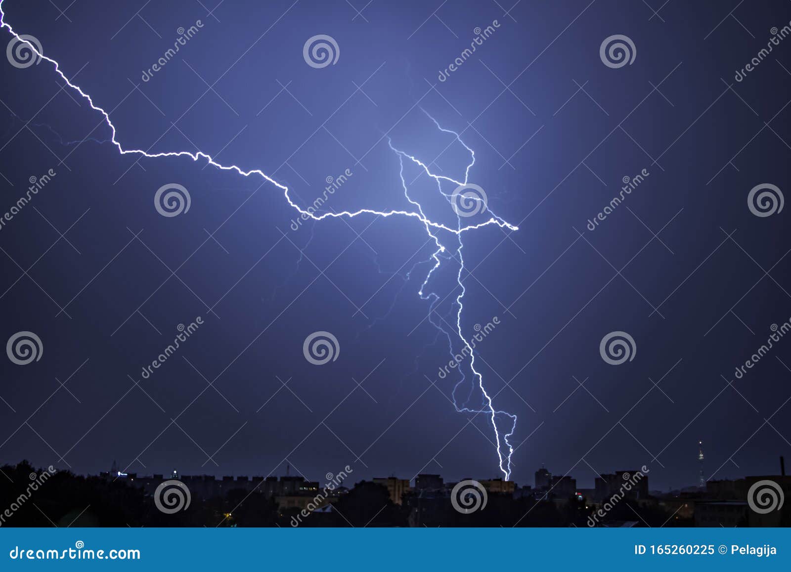 Éclair Lumineux Dans Le Ciel Noir Audessus De La Ville Image stock Image du nuit, nuage