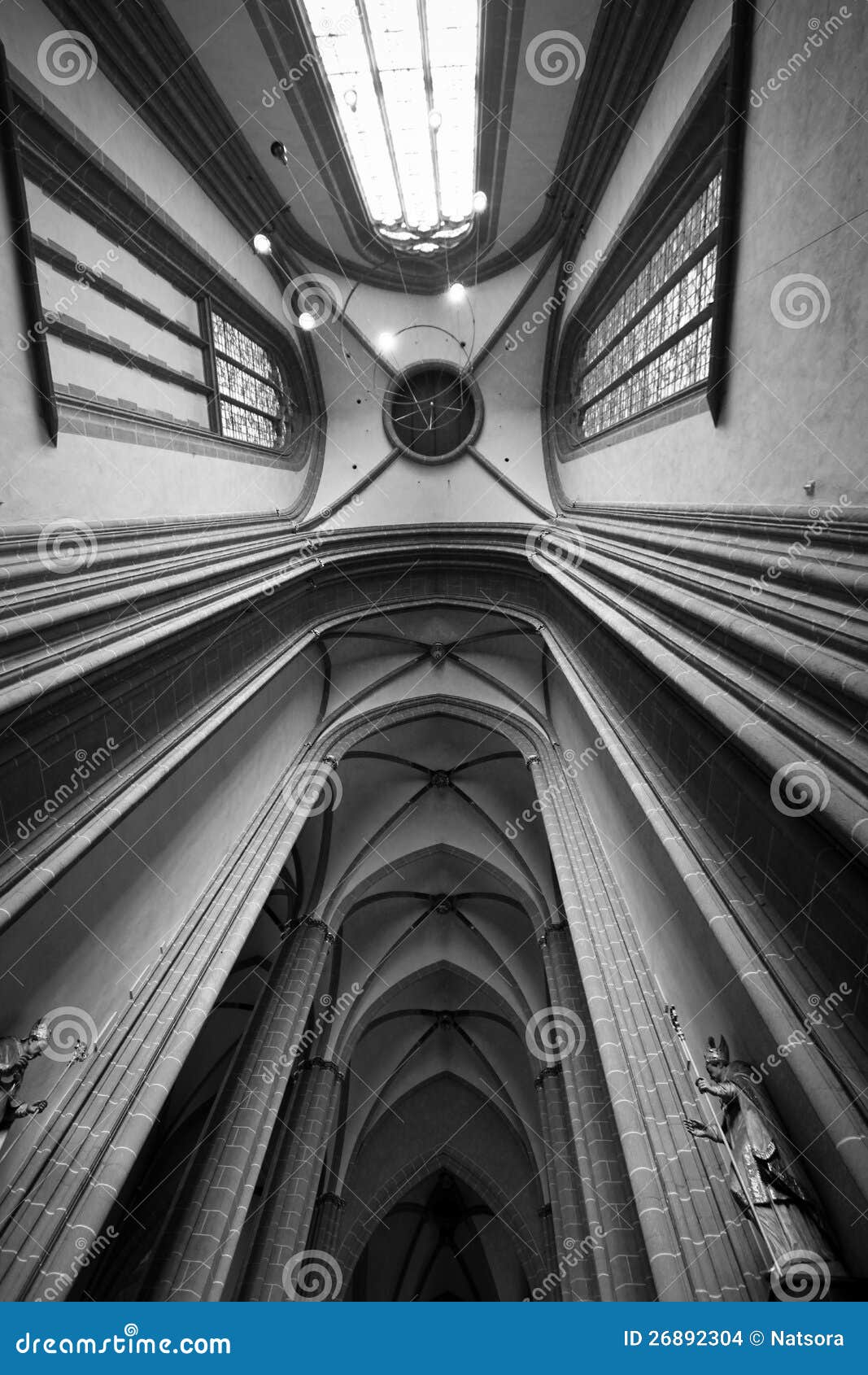 Église allemande. L'architecture intérieure d'une église allemande en noir et blanc