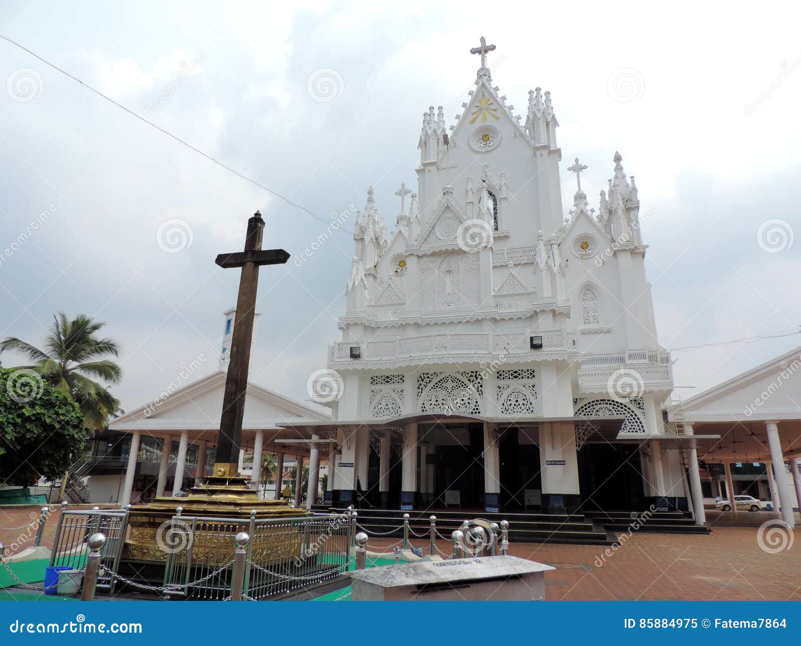 Église au Kerala, Inde. La cathédrale syrienne de St Maryâ€™s Jacobite, également connue sous le nom de Manarcad Marth Maryam Cathedral, est une église orthodoxe syrienne située près de Kottayam au Kerala, l'Inde et une destination pour des personnes sur des pèlerinages annuels cherchant les bénédictions de Vierge Marie Il y a plus de 2000 familles dans ces paroisse et elle est l'une des plus grandes paroisses chrétiennes au Kerala