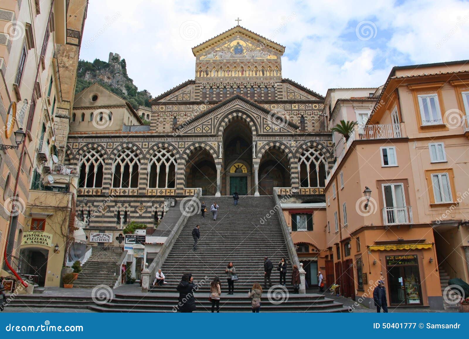 Église d'Amalfi. La meilleure cathédrale d'Amalfi a décoré l'or Italie de façade Meilleur de l'Italie Photo prise : En février 2015