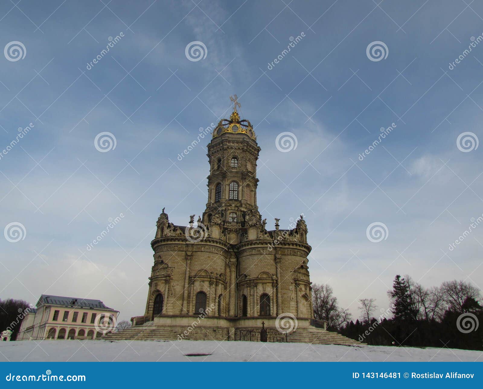 Église de Znamenskaya dans Dubrovitsy. Dans la région de Moscou presque la ville Podolsk il y a un manoir Dubrovitsy avec une belle église construire en 1704 dans le style baroque