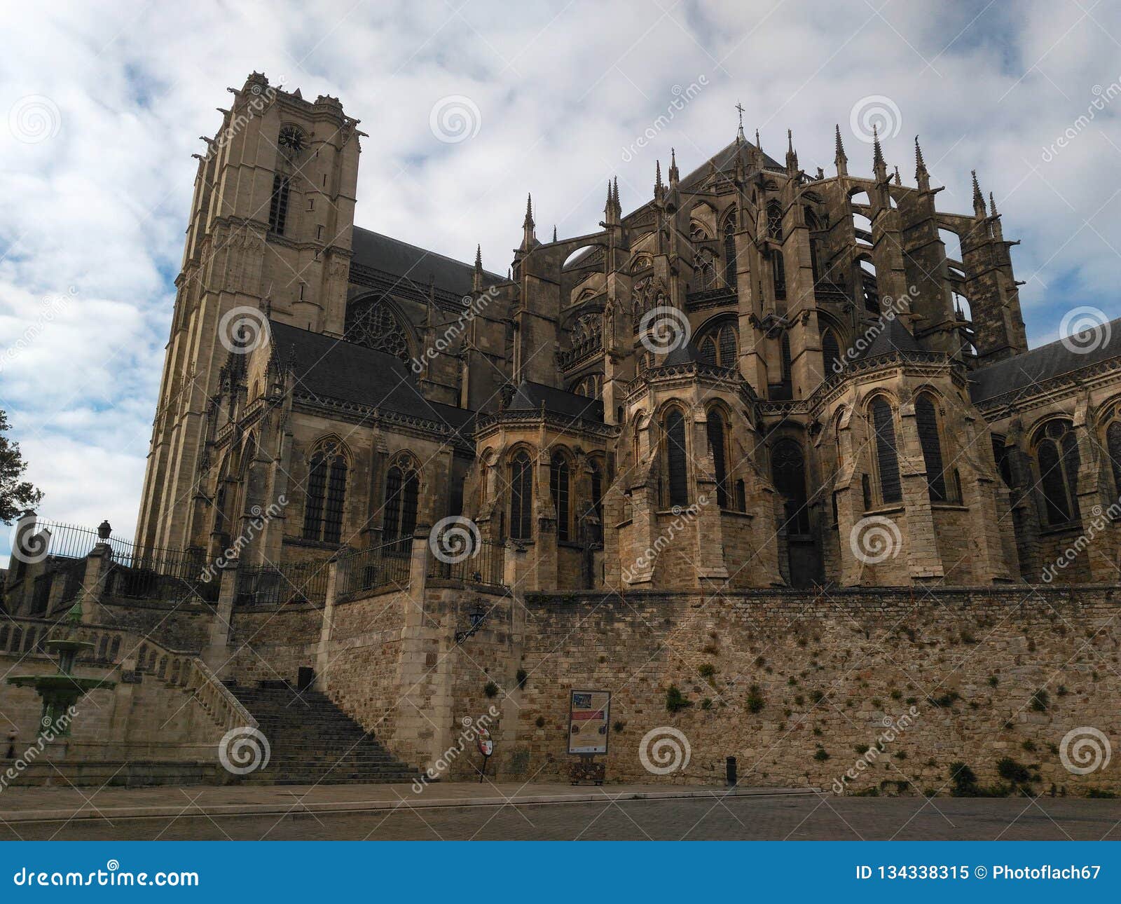 Église gothique du 15ème siècle de Le Mans. Lampe de pierre de fontaine de chemin de toit de rampe de mur d'escaliers de tour de cathédrale