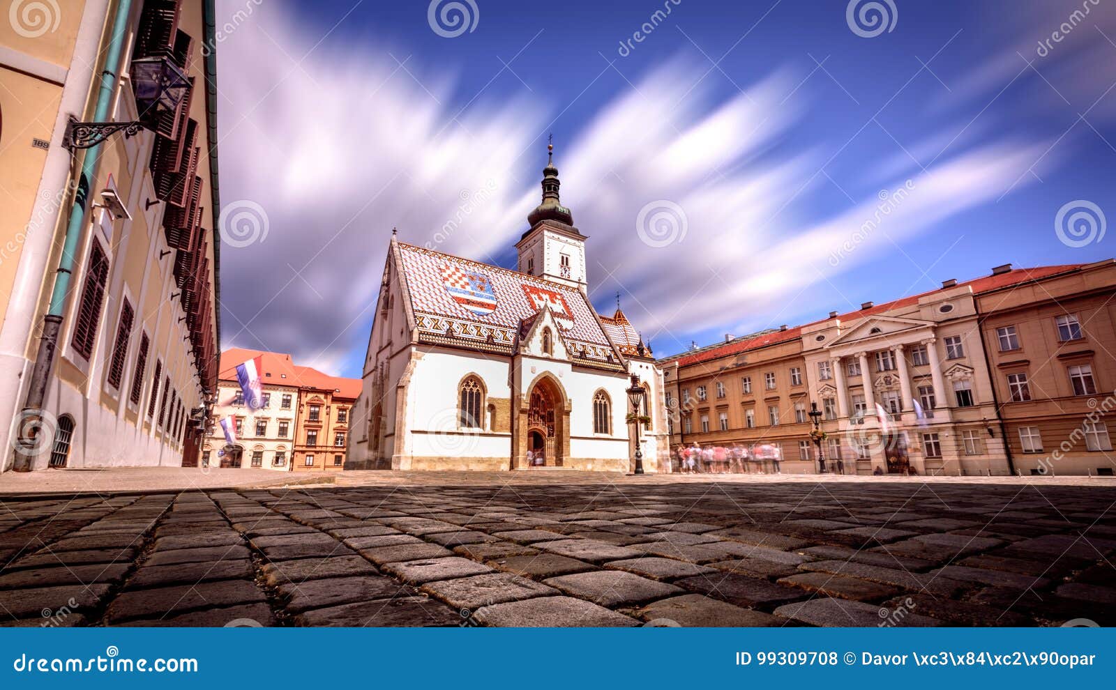 Église Zagreb Croatia du ` s de St Mark. L'église de St Marko à Zagreb le jour ensoleillé lumineux a tiré dans la longue exposition