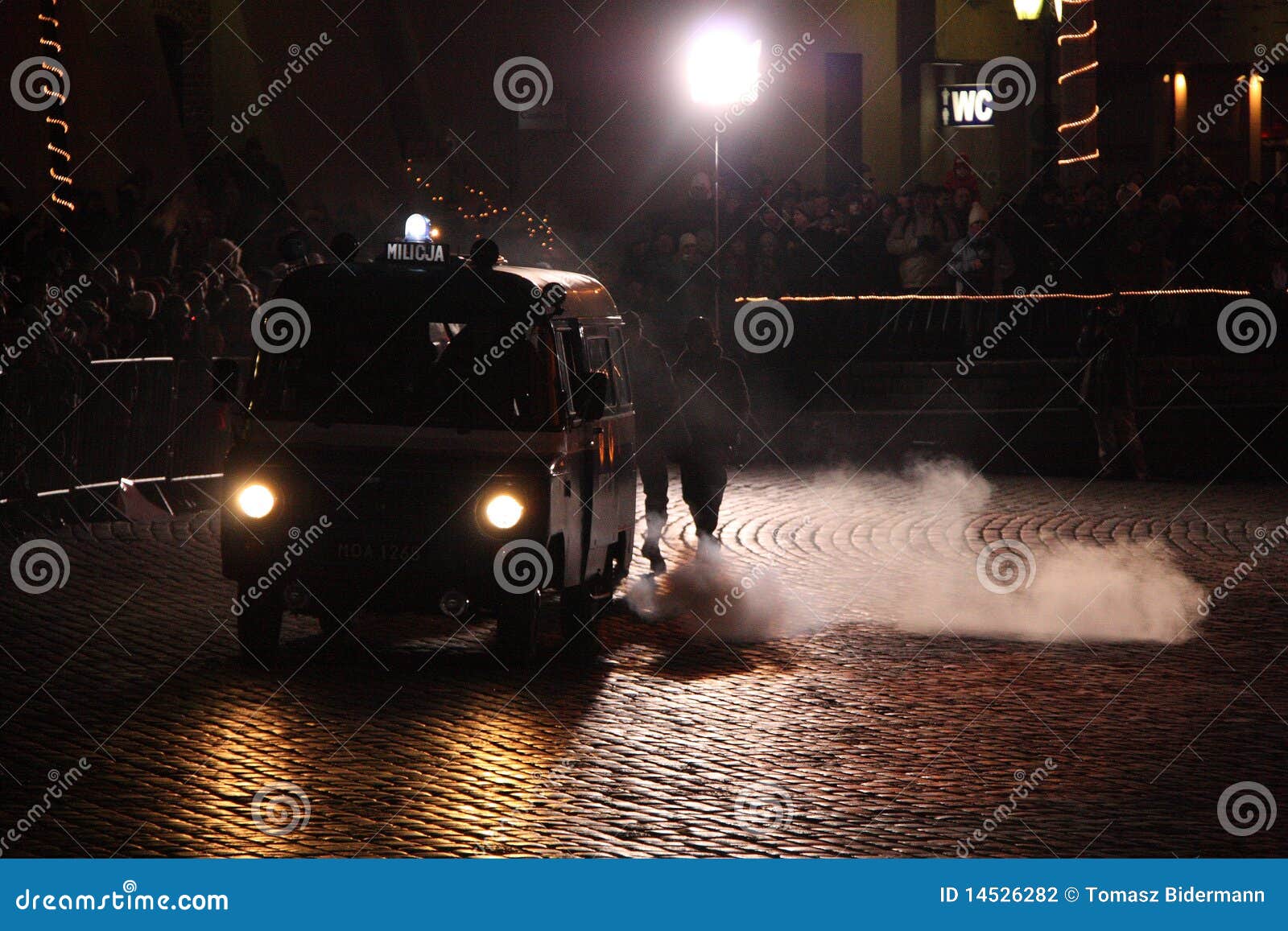 VARSOVIE, POLOGNE - 13 DÉCEMBRE : Émeutes étagées dans la vieille ville de Varsovie sur le 28ème anniversaire de l'introduction de la loi martiale, le 15 décembre 2009 à Varsovie, Pologne.