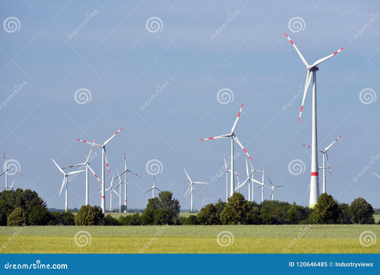 Énergies renouvelables - production d'électricité avec des turbines de vent dans WI. Énergies renouvelables - production d'électricité avec des turbines de vent dans une ferme de vent