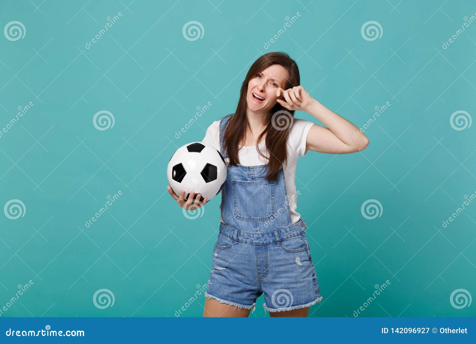 Équipe Préférée Déconcertée Pleurante De Soutien De Passioné Du Football De Jeune Femme Avec Du