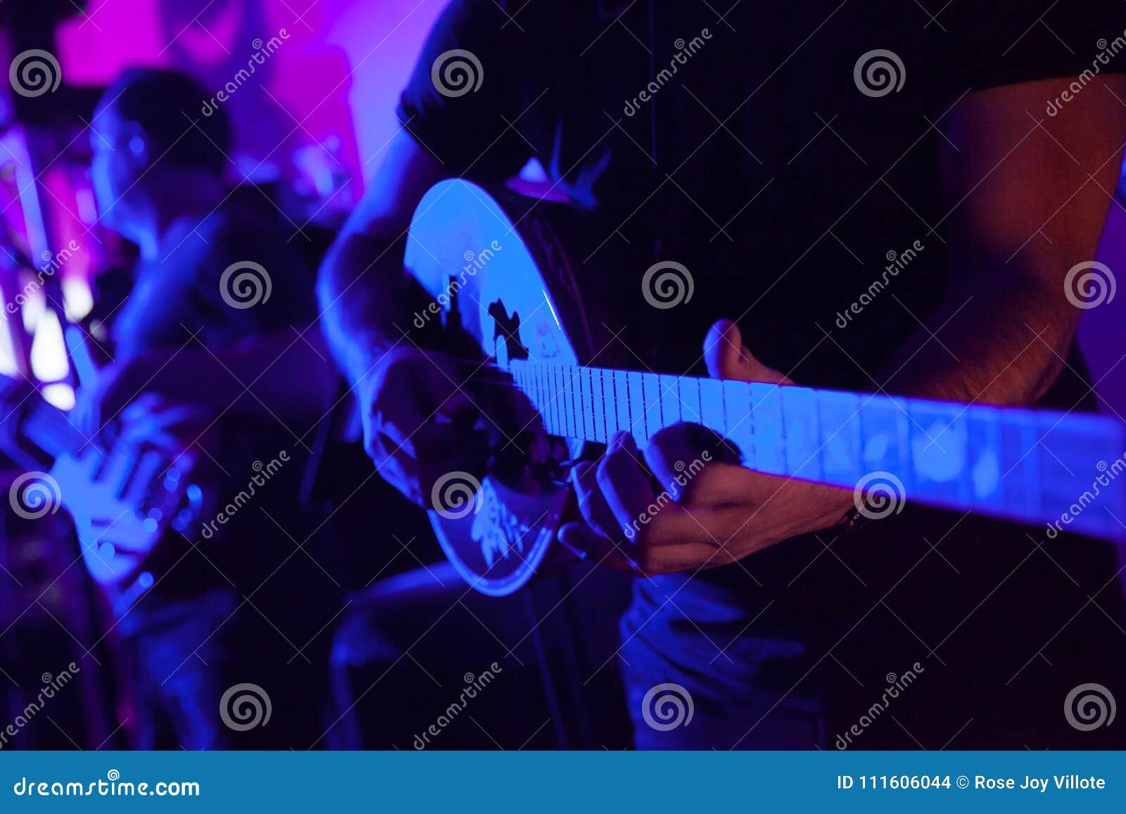 Équipez jouer le bouzouki photo stock. Image du artiste 111606044