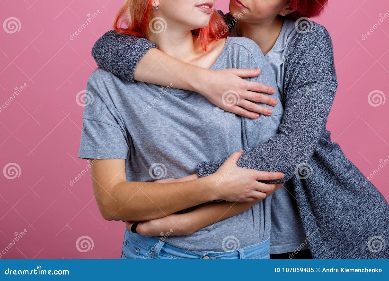 Étreintes De Deux Jeunes Filles Lesbiennes Sur Un Fond Rose Image Stock