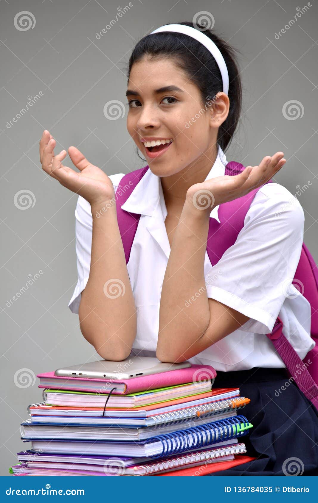 Étudiante Colombienne Mignonne Décole Teenager Smiling Image Stock Image Du Hispanique 