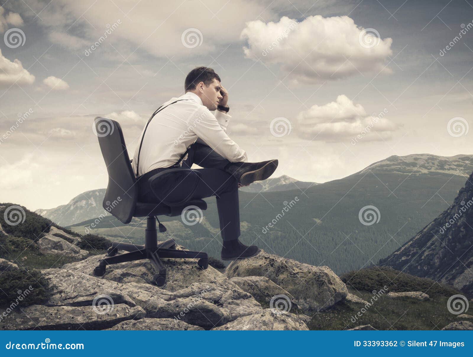 Évasion. Jeune homme d'affaires s'asseyant sur la chaise et regardant le paysage