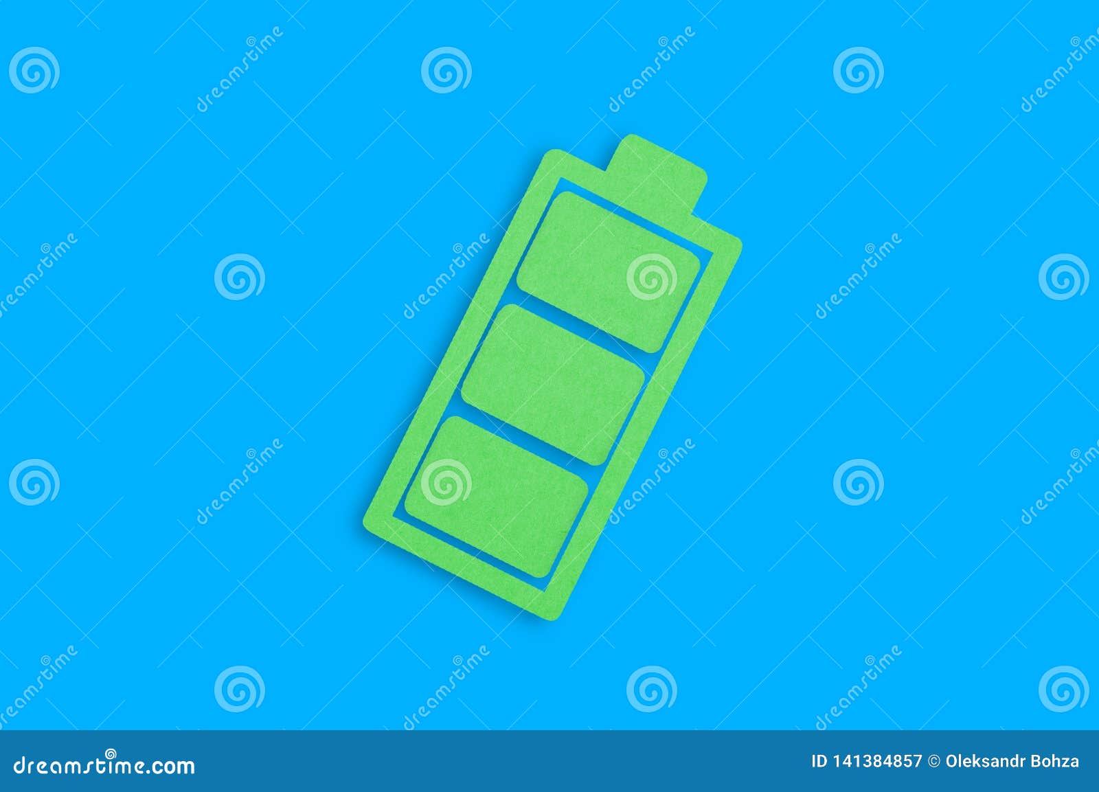 Één met de hand gemaakt document pictogram van volledige batterij in centrum van blauwe lijst Hoogste mening Groen energieconcept