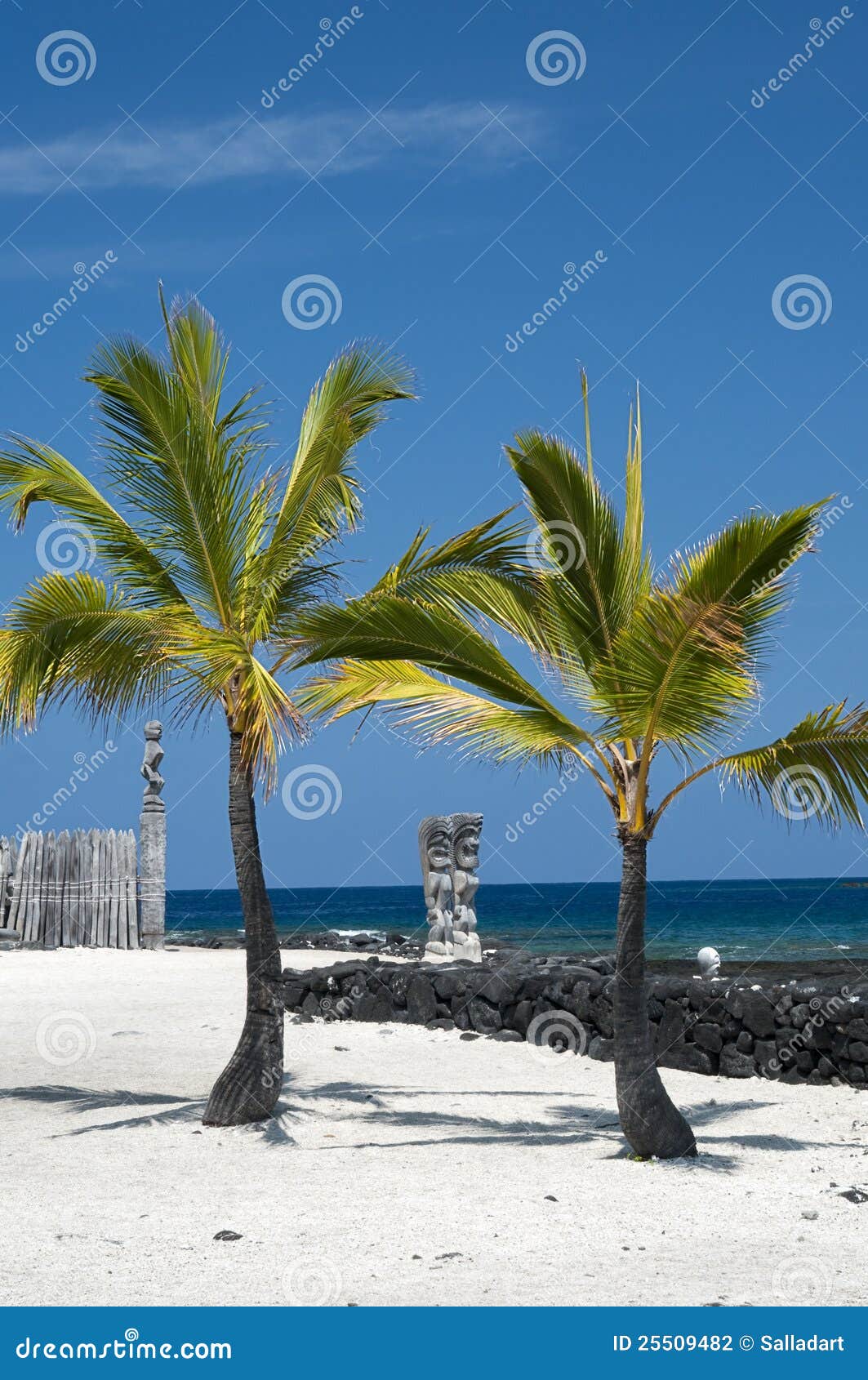 Ídolos de Tiki no console grande de Havaí. Lugar de Refug. Tikis em uma praia arenosa no console grande de Havaí. Lugar do refúgio. Pu'uhona O Honaunau.