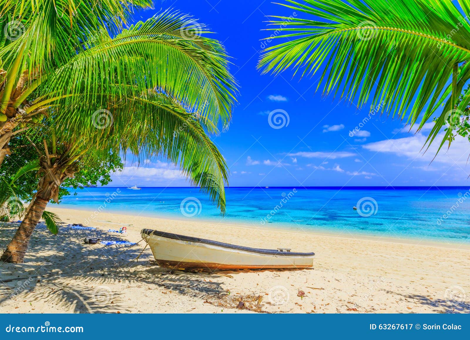 Île de Dravuni, Fidji Plage, bateau et palmiers dans l'océan de South Pacific