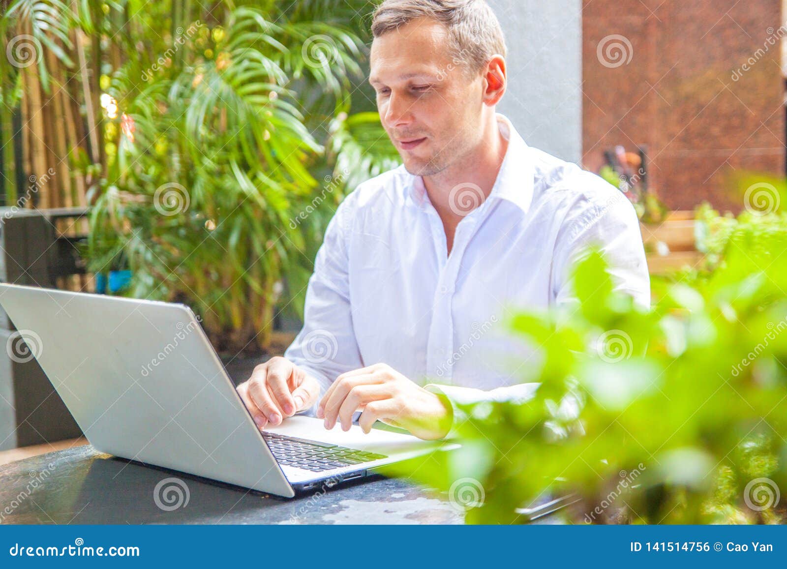 Work and relax. Businessman dressed in shirt working with laptop, at the park cafe outdoors. Ãâø÷ýõÃÂüõý ò Ãâ¬ÃÆÃ±Ã°ÃËúõ ÃÂøôøÃâ ò úðÃâõ ø Ãâ¬Ã°Ã±Ã¾ÃâðõÃâ àýÃÂ¾ÃÆÃâÃÂ±ÃÆÃºÃ¾Ã¼ ýð þÃâôÃâ¹Ãâ¦Ãµ.