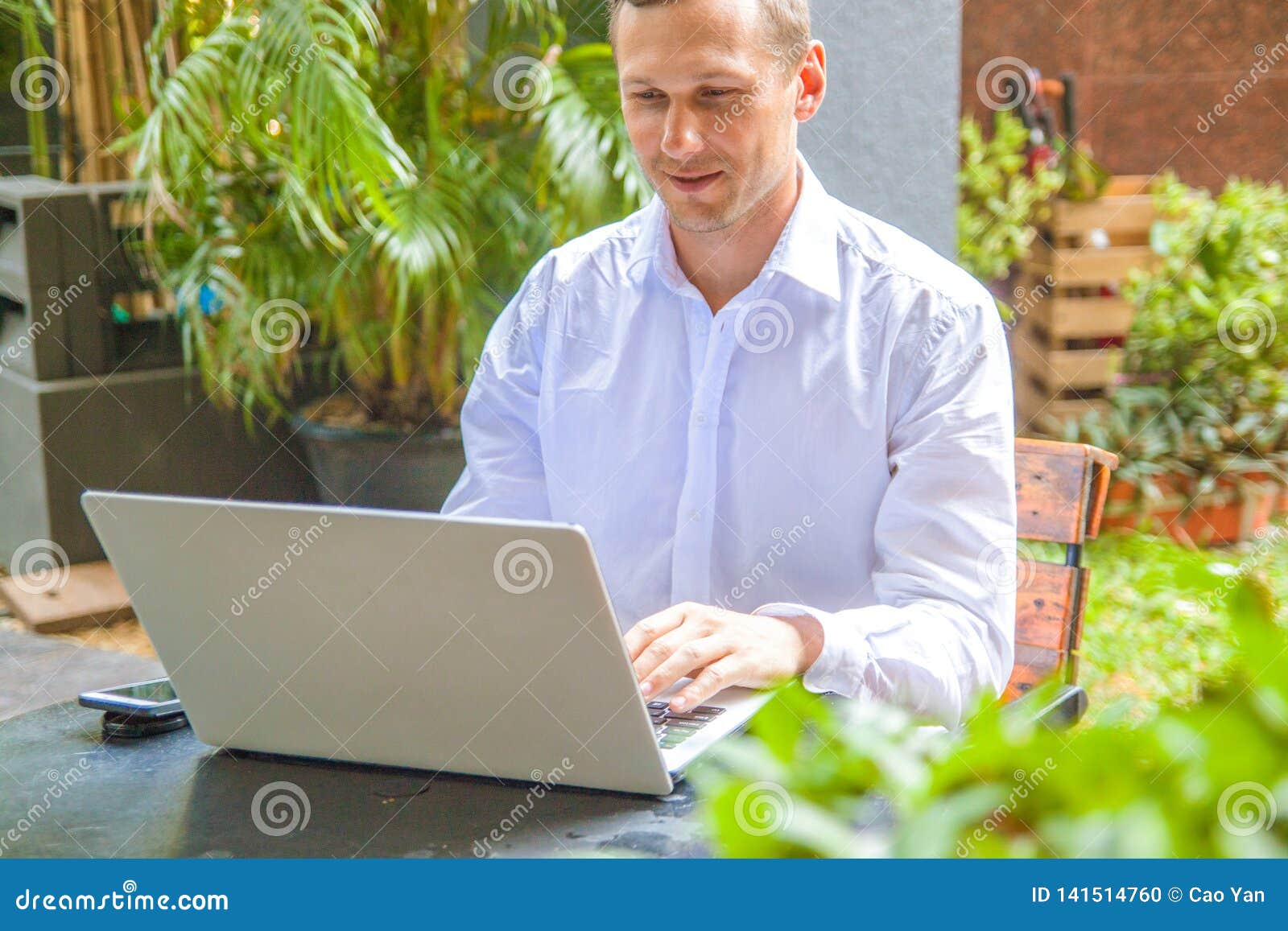 Work and relax. Businessman dressed in shirt working with laptop, at the park cafe outdoors. Ãâø÷ýõÃÂüõý ò Ãâ¬ÃÆÃ±Ã°ÃËúõ ÃÂøôøÃâ ò úðÃâõ ø Ãâ¬Ã°Ã±Ã¾ÃâðõÃâ àýÃÂ¾ÃÆÃâÃÂ±ÃÆÃºÃ¾Ã¼ ýð þÃâôÃâ¹Ãâ¦Ãµ.