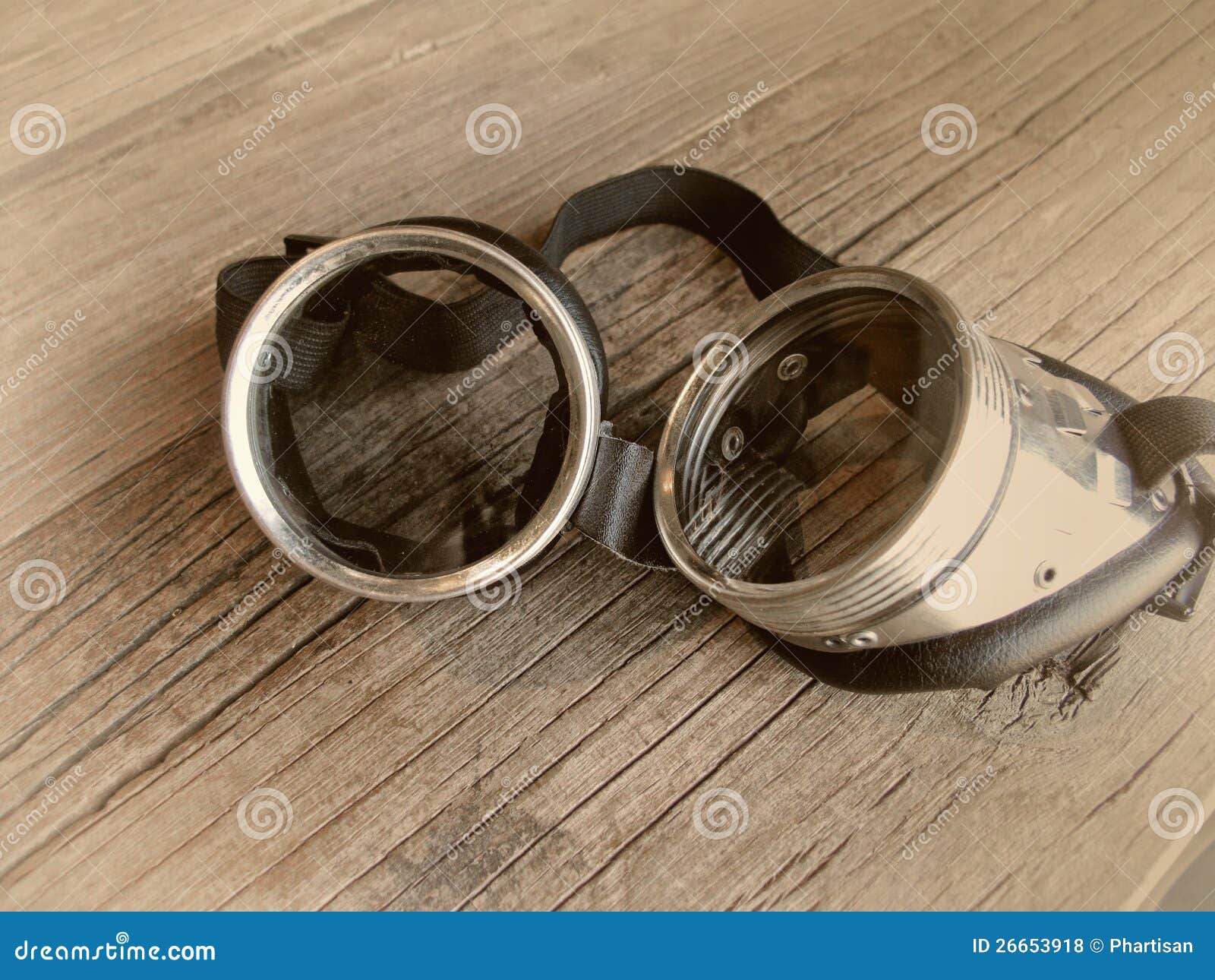 Óculos de proteção retros do vintage. Óculos de proteção retros do estilo velho do vintage na tabela granulado