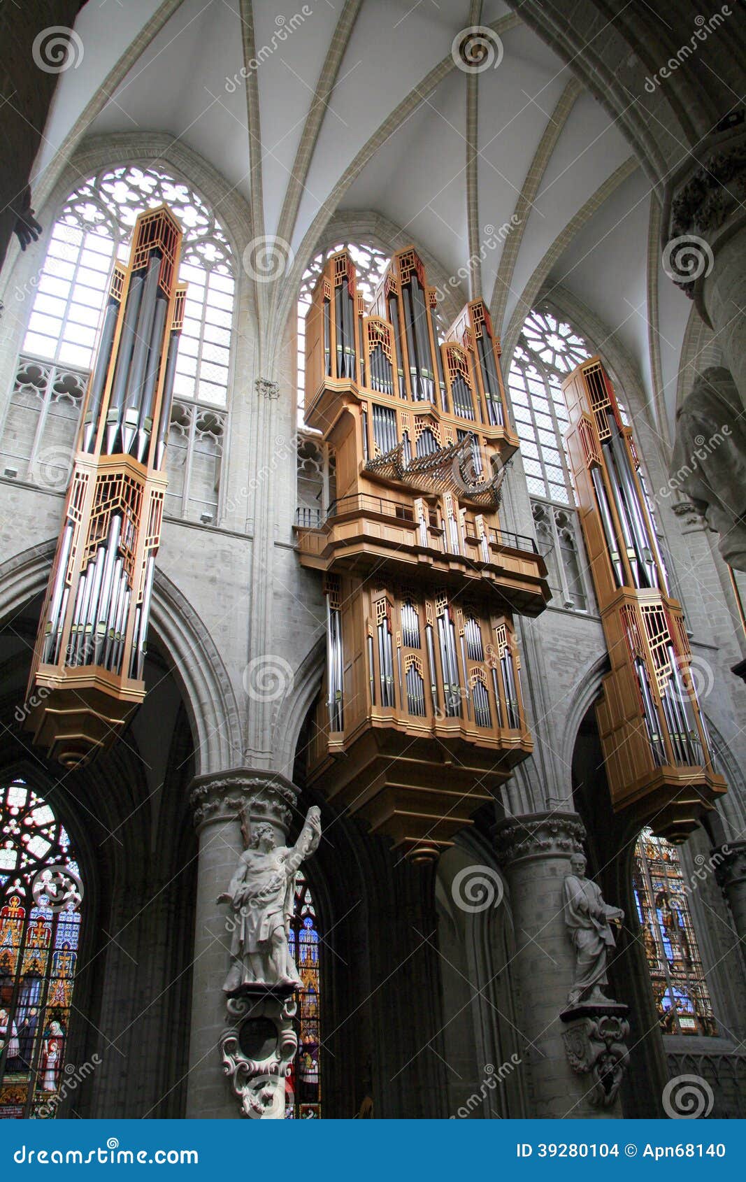 Órgano de la catedral foto de archivo. Imagen de fachada 39280104