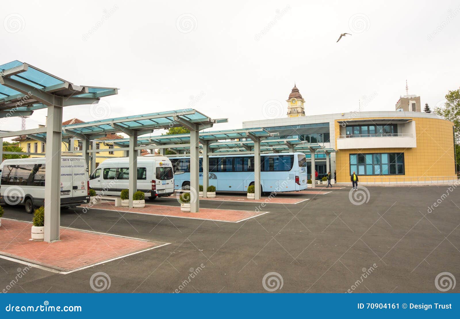 Ônibus interurbanos de estacionamento na estação de ônibus do sul Burgas, Bulgária. Burgas - o centro regional em Bulgária, um porto principal no Mar Negro Cidade moderna e histórica