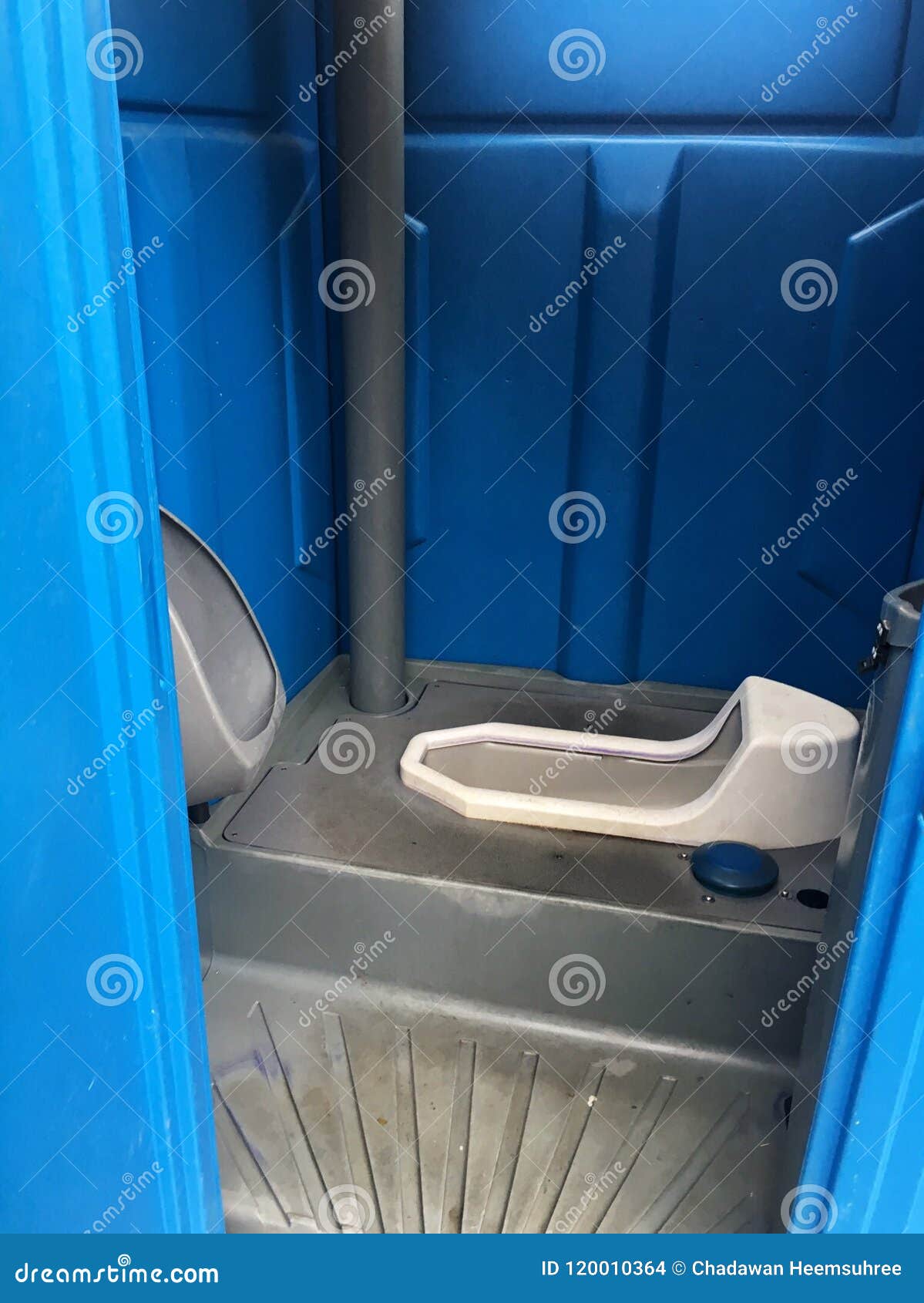 Öffentlichkeit. Die moderne blaue starke Plastiköffentliche toilette sind an der Straße, die säubern im Freien ist so und Bequemlichkeit für Leute und Touristen in Hong Kong, China