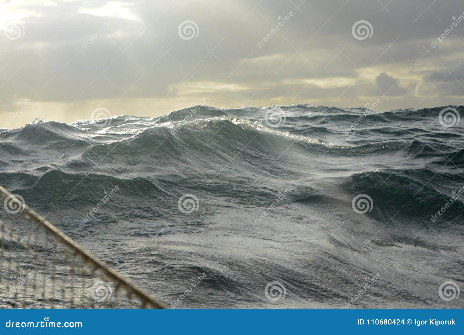 Öffnen Sie Meereswellen. Die Wellen in offenem Atlantik am windigen Tag gesehen von einem kleinen Segelboot